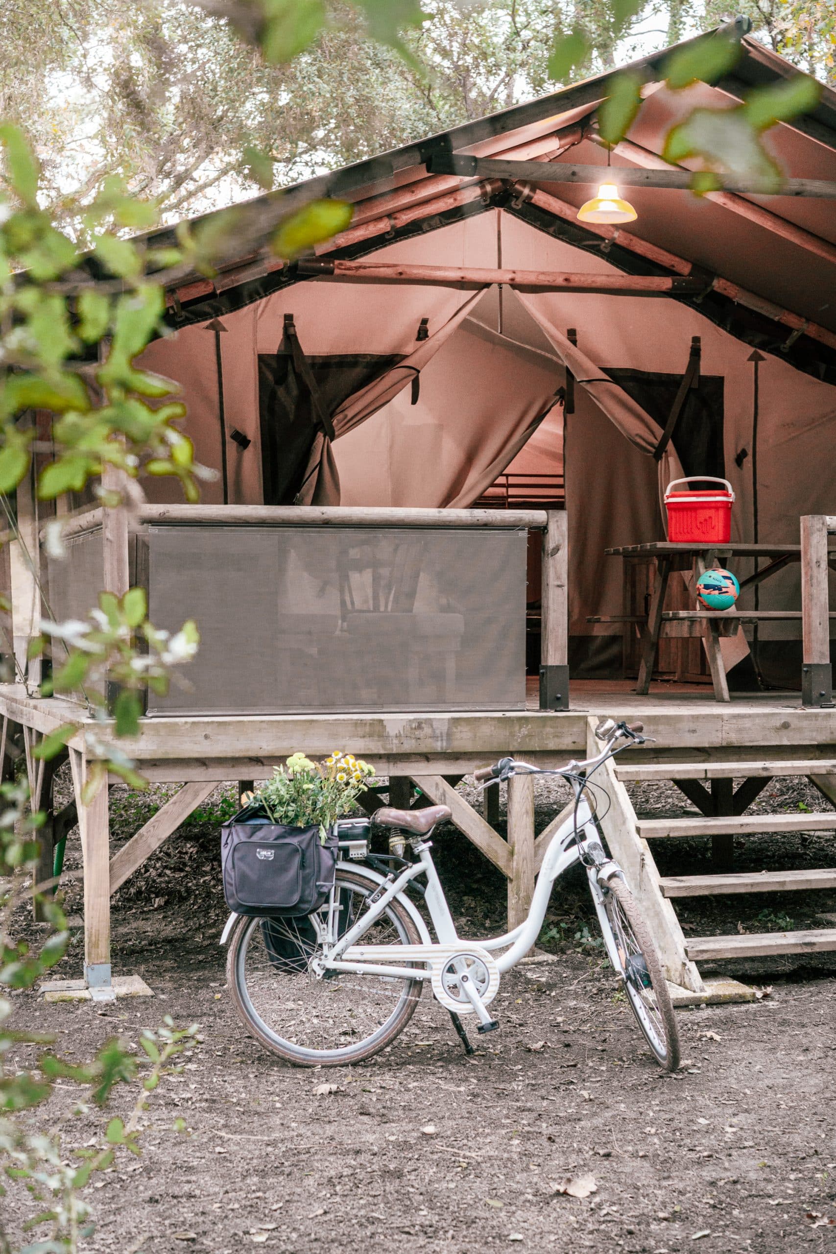 Vélo devant un hébergement insolite